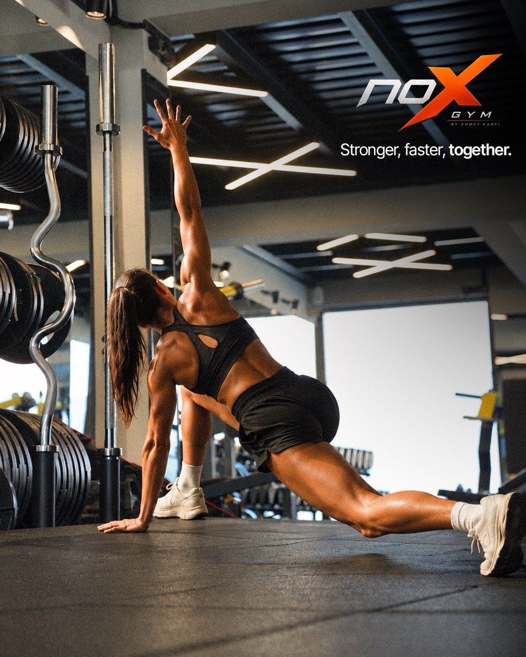 Nox Gym Finike spor salonunda esneme hareketi yapan sporcu